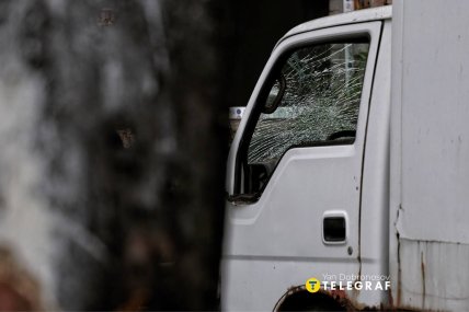 Вантажівка з розбитим склом