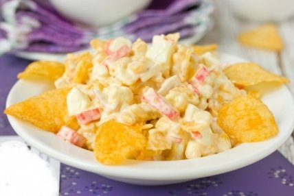 Салат из крабовых палочек с чипсами