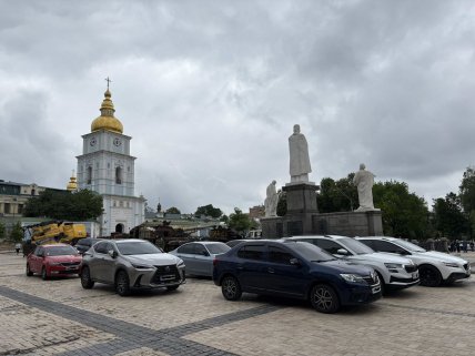Пішохідна зона на Михайлівській площі в Києві
