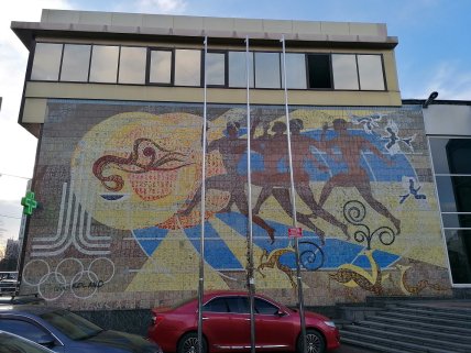 Мозаика, посвященная Олимпиаде на стене здания по адресу Дарницкий бульвар, 5