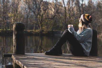 девушка возле воды