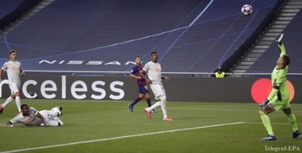 Давид Алаба срезал мяч в свои ворота в игре с Барселоной