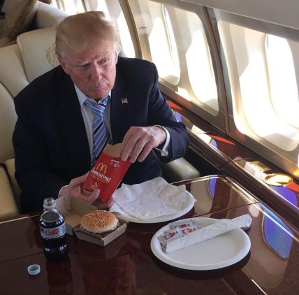 Дональд Трамп їсть фастфуд