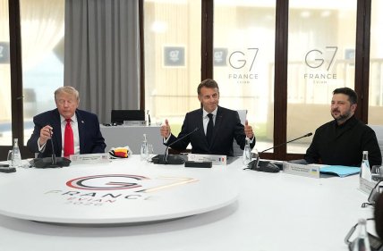 Дональд Трамп, Эмманюэль Макрон и Владимир Зеленский