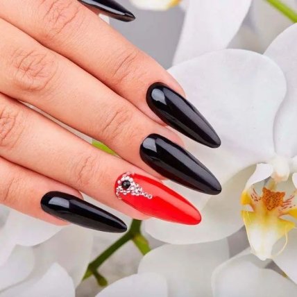 Дизайн со стразами на одном или двух ногтях