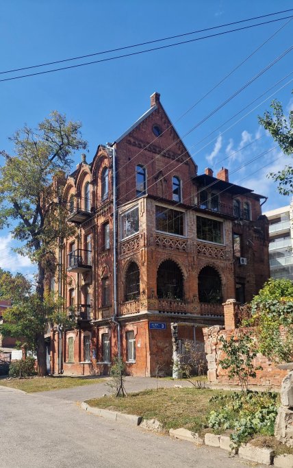 Готичний замок Потебні у Харкові.