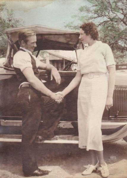 Найстарша мешканка Техасу Вінні Лі Фелпс із чоловіком у 1935 році