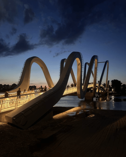 Міст-хвиля в Києві