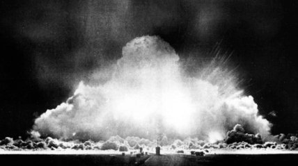 Испытание атомной бомбы на полигоне в Семипалатинске
