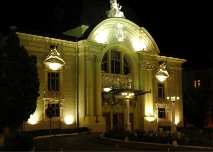Ночная подсветка театра в Черновцах, 2011 год.