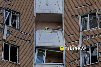 Наслідки удару по багатоповерховому будинку - вибиті вікна, понищений фасад