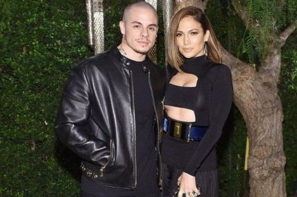 Дженнифер Лопес ошеломила откровенным платьем