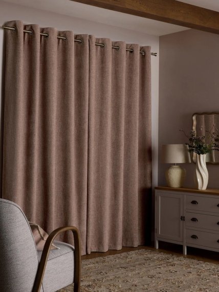 Плотные шторы на окнах