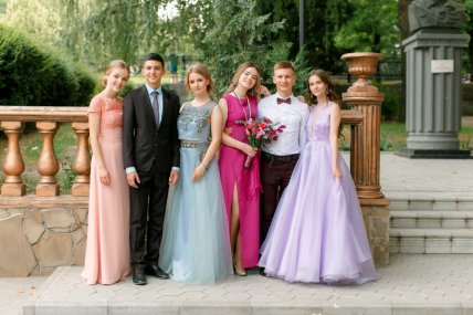 Aleksandr-Skochkov-s-odnoklassnikami-2-1024x682