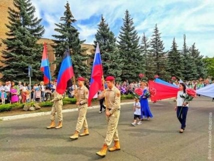 Жителі несли прапори Росії і ДНР