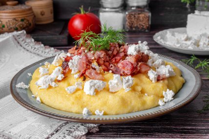 Банош с брынзой на тарелке