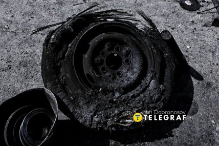 Згоріле колесо автомобіля. Фото: Ян Доброносов "Телеграф"