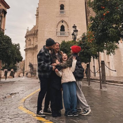 Папу Гомес із дружиною та дітьми