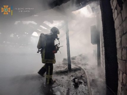 Пожарный обследует крышу здания
