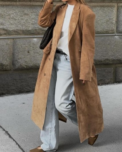 дівчина у бежевому тренчі