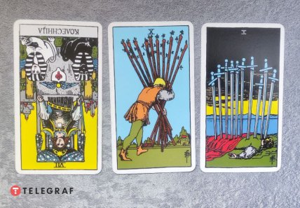 Слева направо — перевернутая Колесница, Десятка жезлов и Десятка мечей
