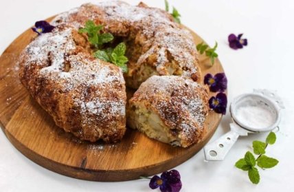 Простий пиріг із трьох яблук та склянки кефіру