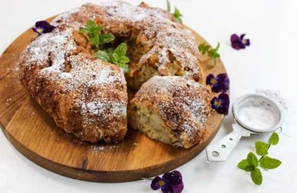 Простий пиріг із трьох яблук та склянки кефіру