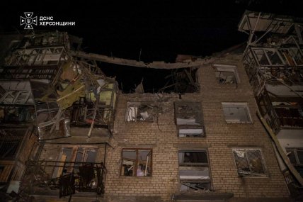 Наслідки ворожого удару у Херсоні. Фото: ДСНС України