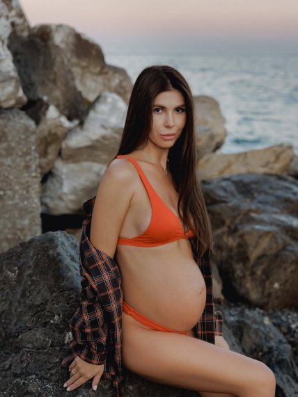 Беременная Анна Реброва в бикини