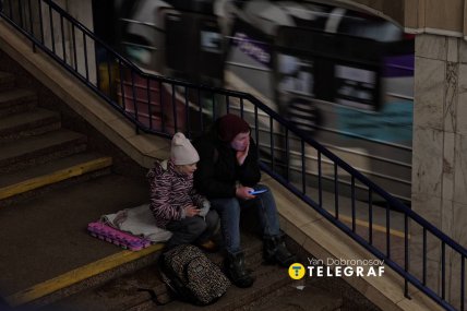 Маленькая киевлянка с папой прячется в метро от российских ракет.