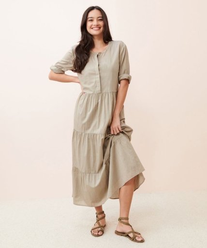 Вʼєтнамки з сукнею