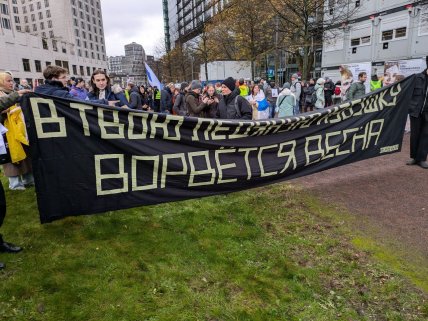 Російська опозиція вийшла на мітинг у Берліні. Не обійшлося без скандалу (фото, відео)