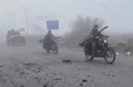 Российские военные на автотехнике под прикрытием тумана двигаются по трассе Е50 в сторону города Покровск. Ноябрь 2025