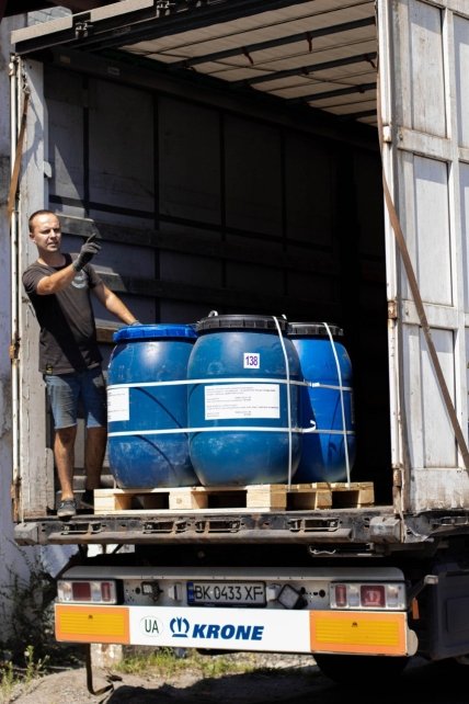 батарейки грузят в фуры