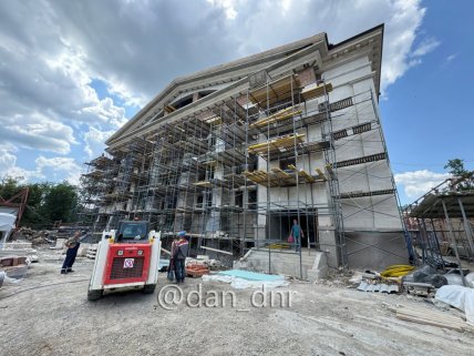 Ремонт фасада Драмтеатра в Мариуполе.