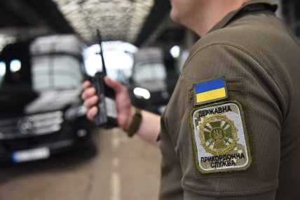 Сотрудник ГПСУ на пункте пропуска.