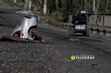 Знищений автомобіль на дорозі. Фото: Ян Доброносов "Телеграф"