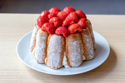 Торт без выпечки из печенья с клубникой