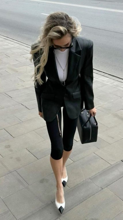 Чорні капрі з жакетом