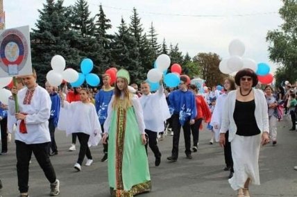 Люди несли кульки кольорів прарору Росії