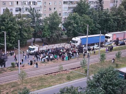 Натовп на проспекті Червоної Калини зібрався швидко