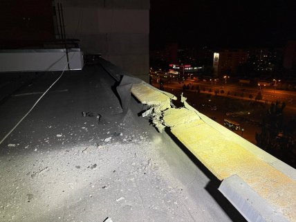 Дрон прилетел в дом в Харькове и повредил крышу