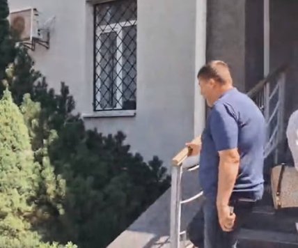 Александр Туренко убегает после суда от общества