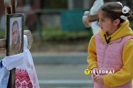 До могил рідних приходять люди з дітьми