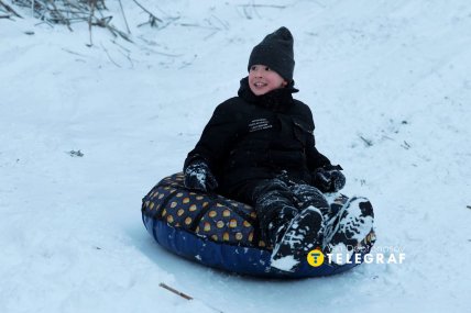 Дети радуются снегу в Краматорске.