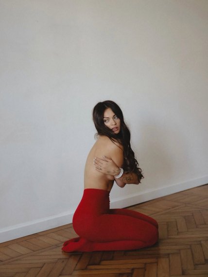 Олена Кравацька знялася топлес