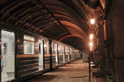 Поезд метро на станции Львівська брама в Киеве