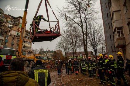 Тіла дістають з руїн зруйнованого ракетою РФ будинку у Тернополі