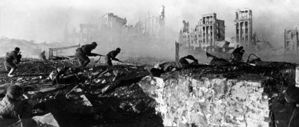 Радянські солдати на руїнах Сталінграду, приблизно 1-3 лютого 1943 року