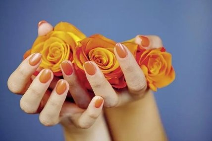 Манікюр для жінок за 50 — помаранчевий